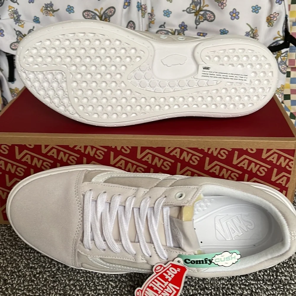 Vans WMNS Old Skool Over
Light Grey/White
VN0A7Q5ELGX
Platforms Sneakers - Picture 5 of 16